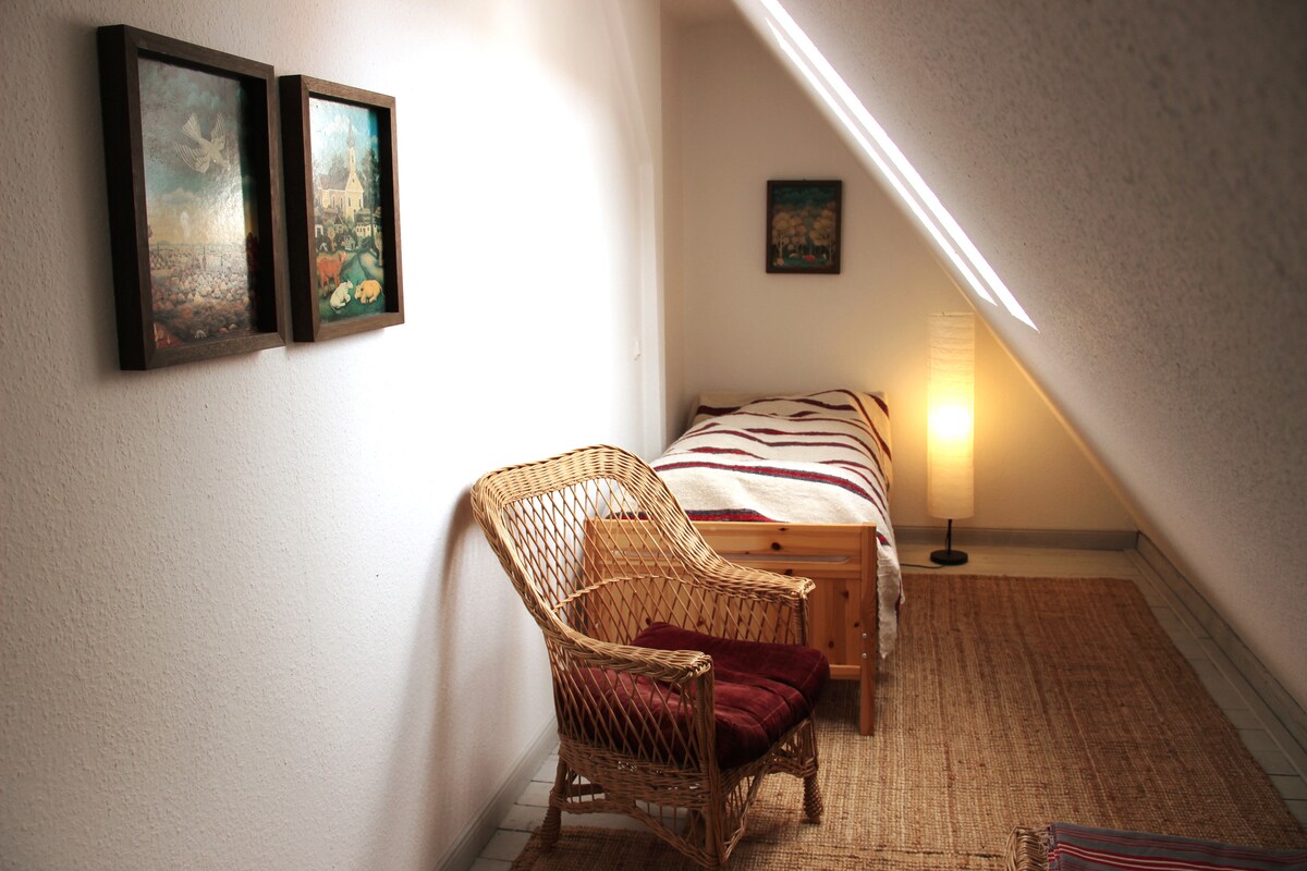 这间卧室位于倾斜屋顶下，可通往走廊，也可用作舒适的日光浴床，供您阅读和放松身心。