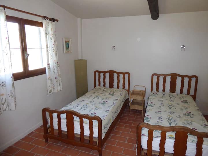 habitación con aire acondicionado en cabaña jardín