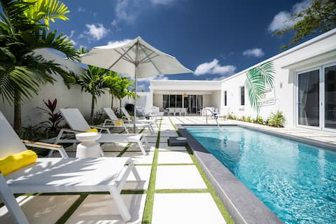 7 min walk to Beach/New Luxury Villa/ Sleeps 10