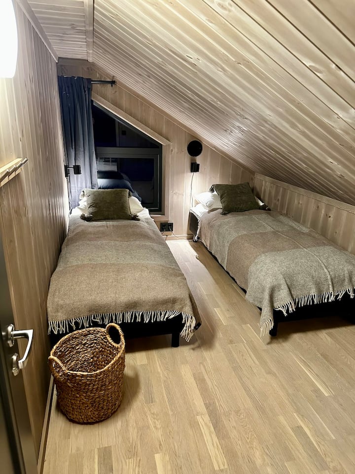 Bedroom 4:
Convenient room with good beds.