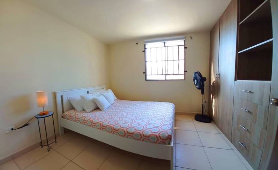 Втората спалня с удобен матрак, достатъчно пространство в гардероба и голям светъл прозорец със затъмнени завеси.