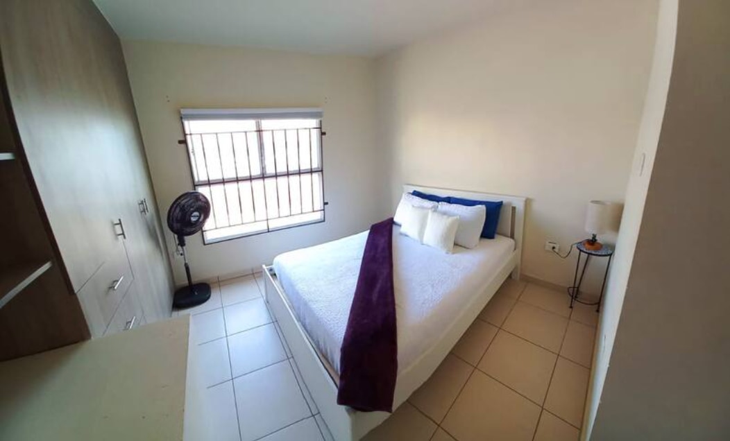 Една от просторните спални с удобен матрак. Разполага с достатъчно пространство в гардероба и голям светъл прозорец със затъмняващи завеси. 