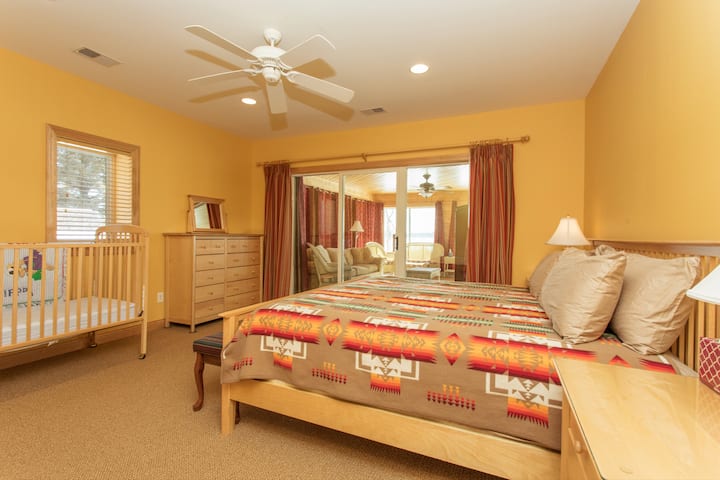 ห้องนอนคิงไซส์พร้อมเตียงเด็กอ่อน! 