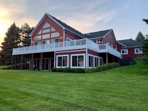 Gorgeous Chalet Lake Home! Pontoon included!