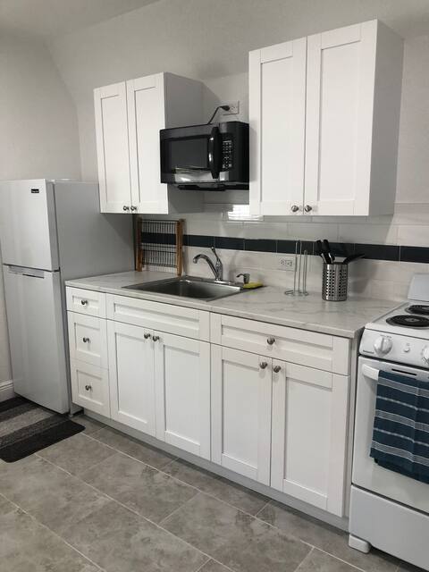Top Airbnb: Quiet and clean guest house! in Lake Magdalene