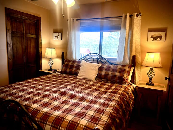 舒适的加大双人床，带3英寸记忆泡沫床垫床垫