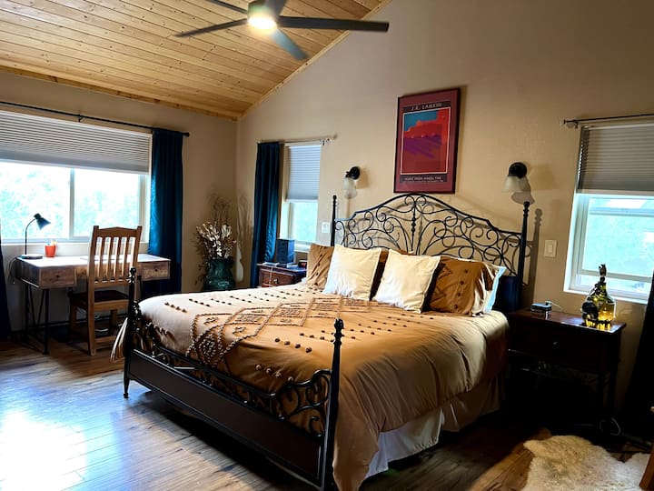 舒适的主卧室，配有加大双人床、书桌和充足的存储空间，自然采光充足。