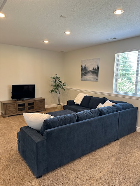 2 Bdrm Private Basement Apartment Sleeps 6