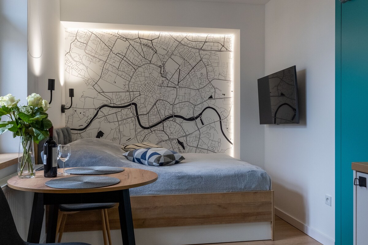 Säng, vägglampor, karta
