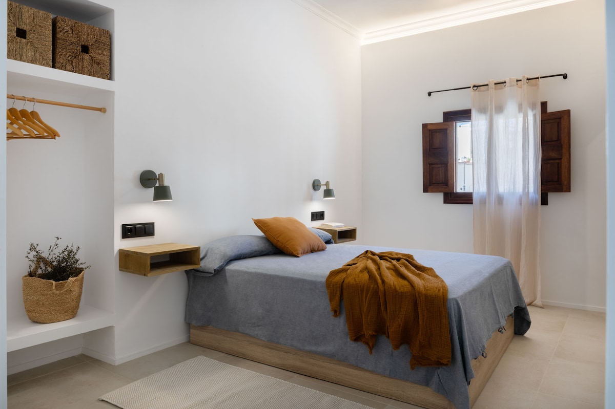 ห้องเตียงใหญ่พร้อมห้องน้ำในตัว