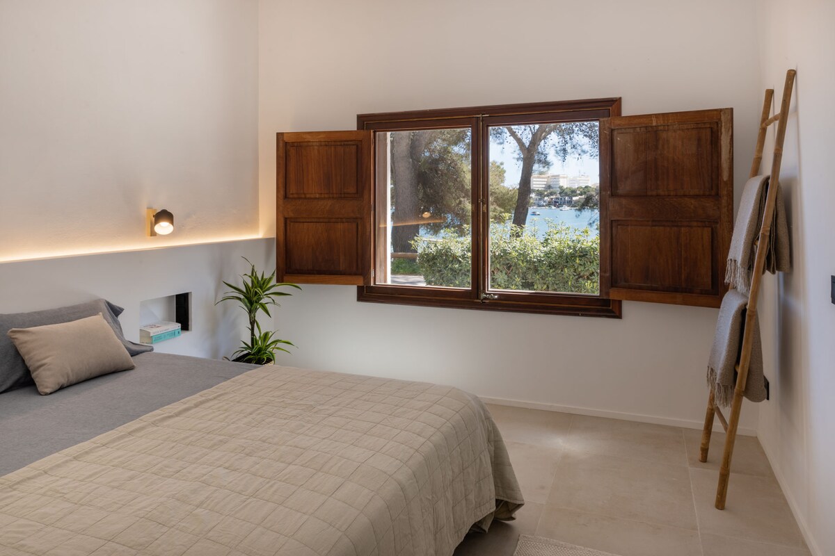 ห้องพักด้านหน้ามองเห็นมหาสมุทร มีห้องแต่งตัวส่วนตัวและห้องน้ำในตัวของคุณ