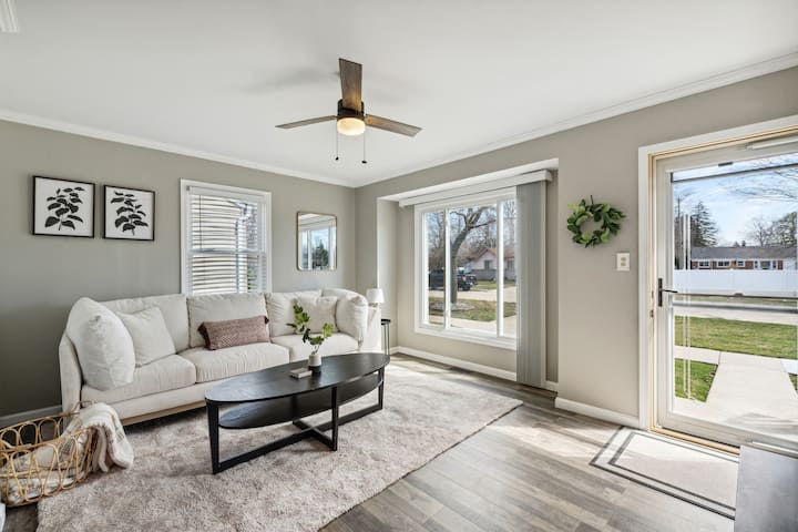 Cozy & Updated 2BR Bungalow