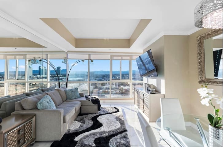Luxury 2 BDRM Contemporary Condo 0.6 mi from Aria