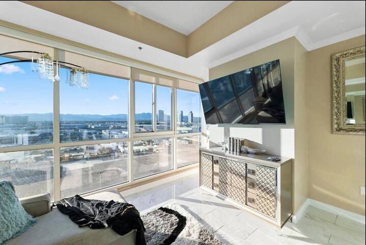 Luxury 2 BDRM Contemporary Condo 0.6 mi from Aria gallery image 2