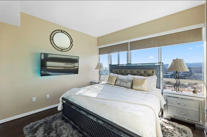 Luxury 2 BDRM Contemporary Condo 0.6 mi from Aria gallery image 4