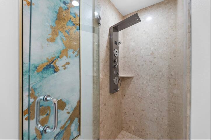 Luxury 2 BDRM Contemporary Condo 0.6 mi from Aria gallery image 5