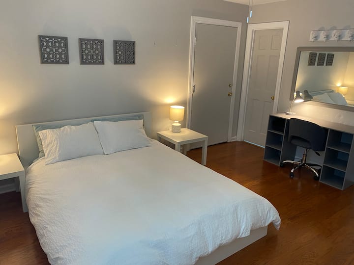 Dhoma kryesore e gjumit #1 me Queen 
dhe tavolina e punës/hapësira e punës