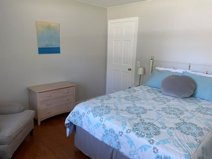 Dhoma e gjumit e vizitorëve #3 me Queen