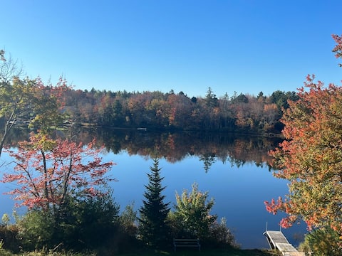 Charming 4 bedrooms Lakefront house  in Bedford