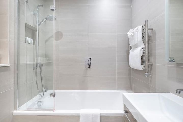 Classic 2 bed 2 bath in South Kensington/Chelsea gallery image 4