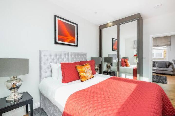 Classic 2 bed 2 bath in South Kensington/Chelsea gallery image 2