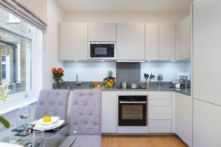 Classic 2 bed 2 bath in South Kensington/Chelsea gallery image 3