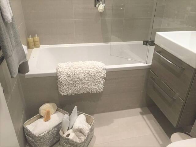 Cozy 2 bedroom 2 bedroom in Gloucester Road gallery image 2