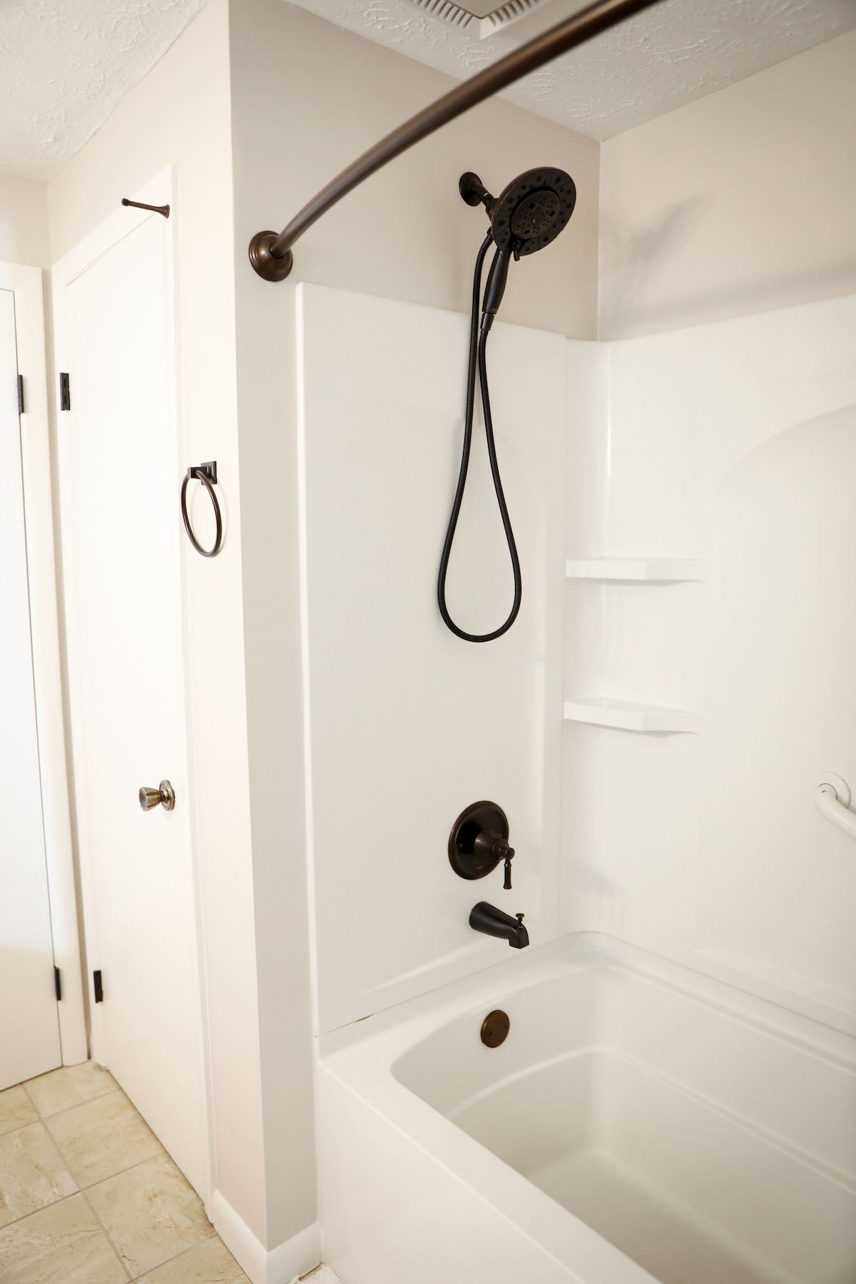 Full bathroom 1 image 2