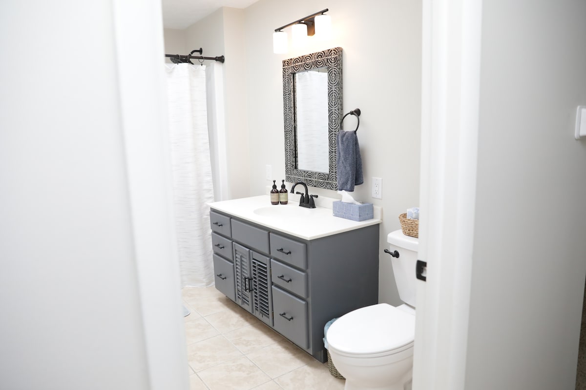 Full bathroom 2 image 1
