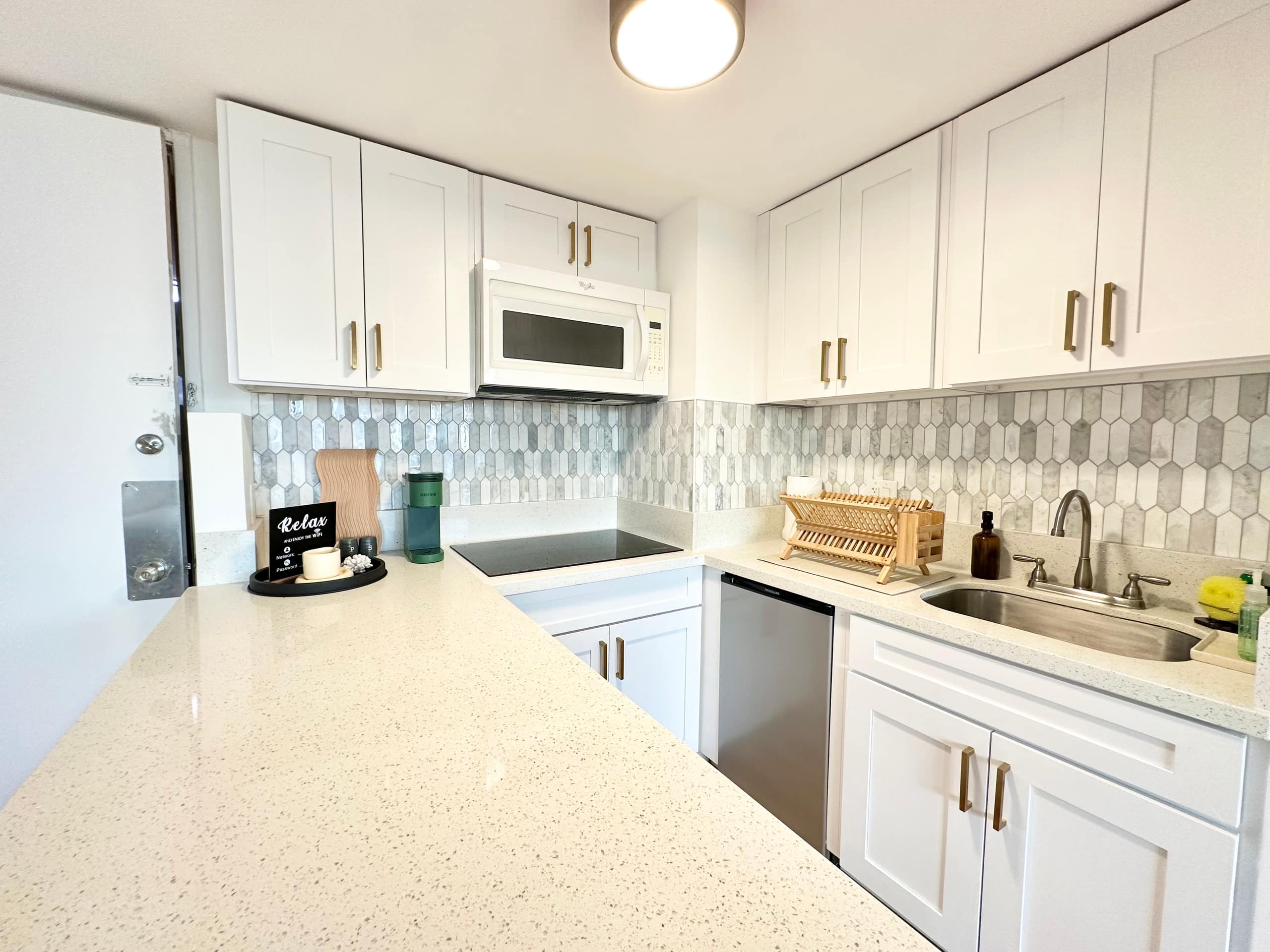 Oceanview Modern Gem: Central Waikiki Airbnb - Image 3