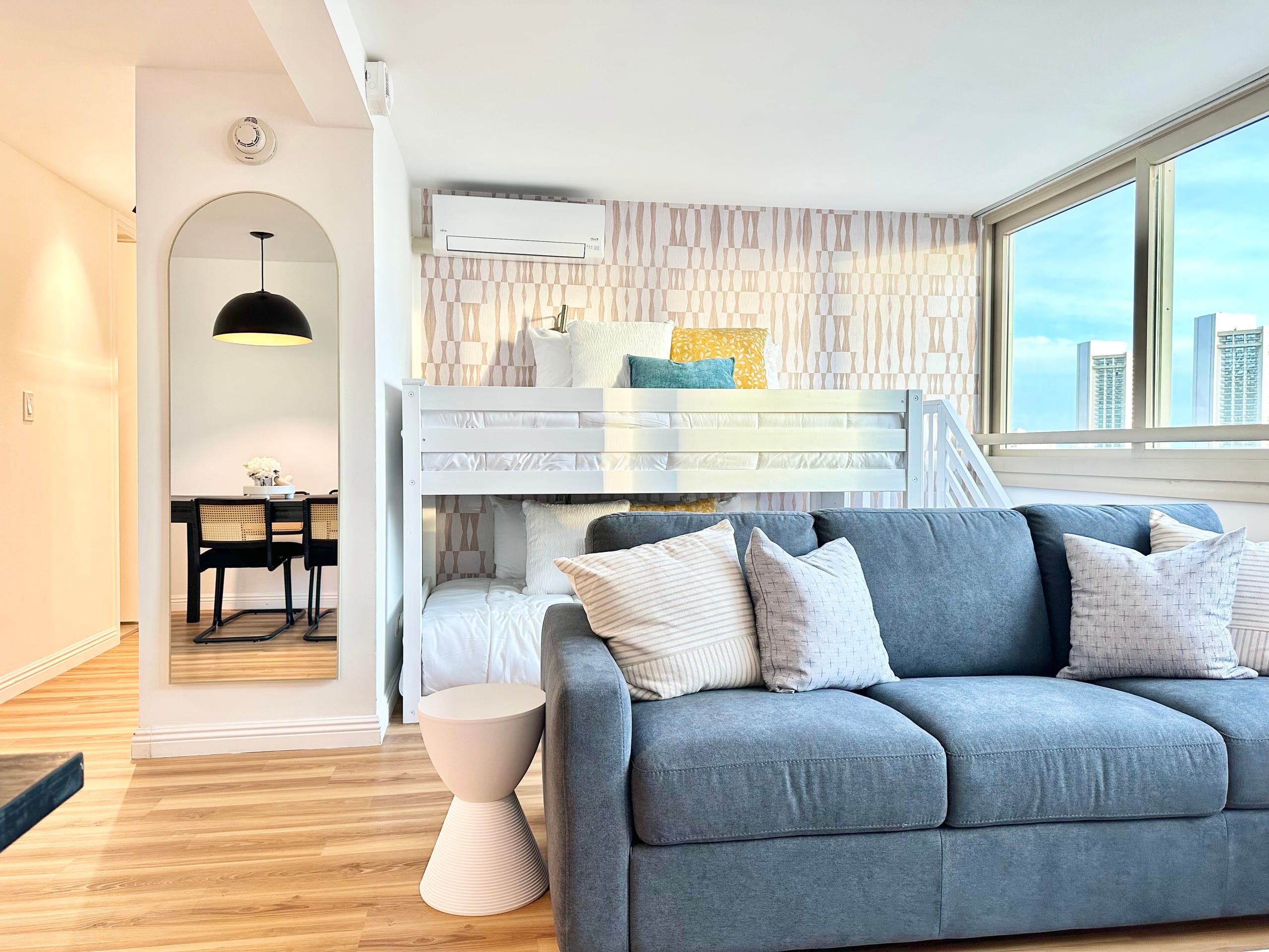 Oceanview Modern Gem: Central Waikiki Airbnb - Image 25