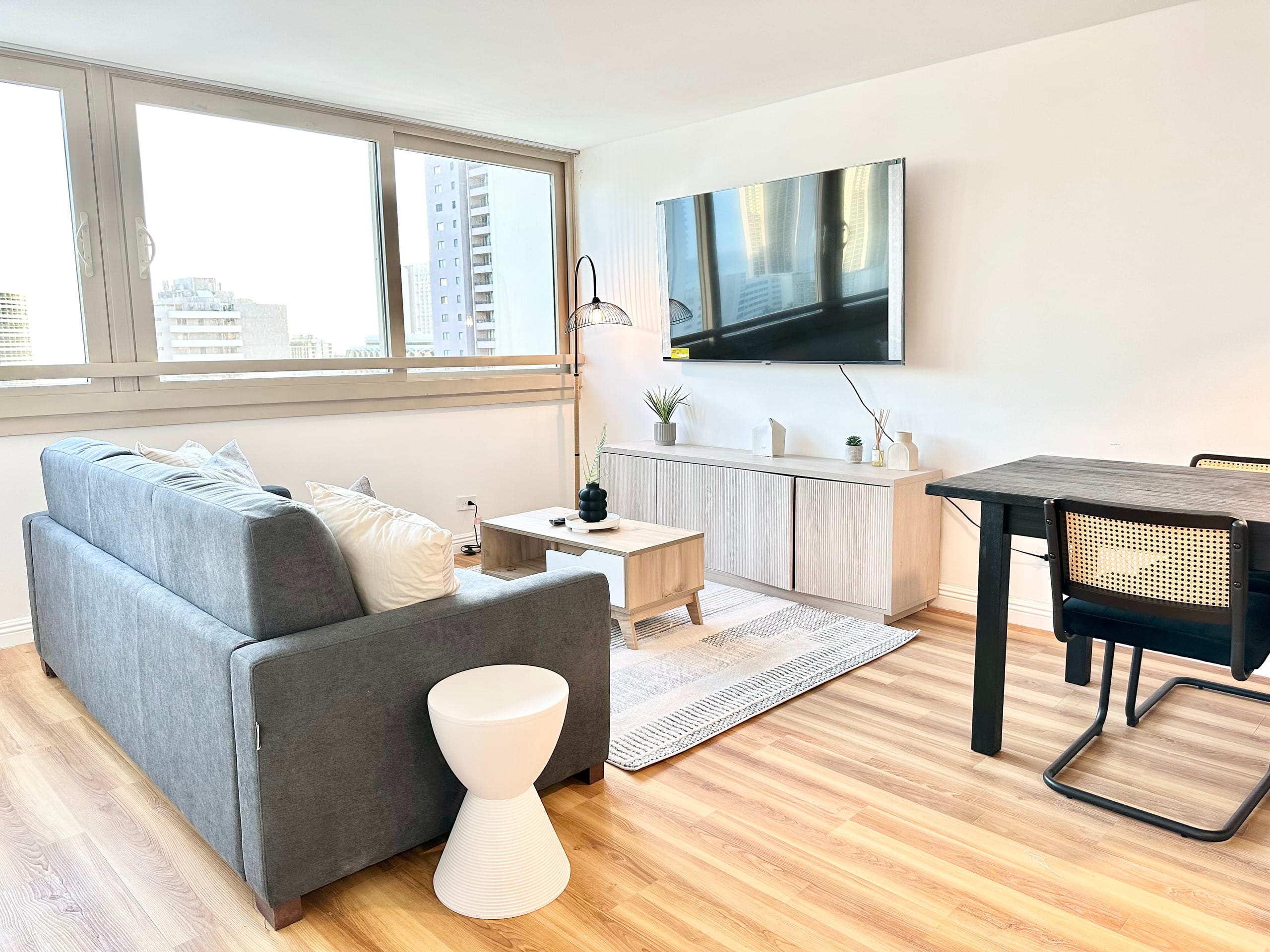 Oceanview Modern Gem: Central Waikiki Airbnb - Image 13