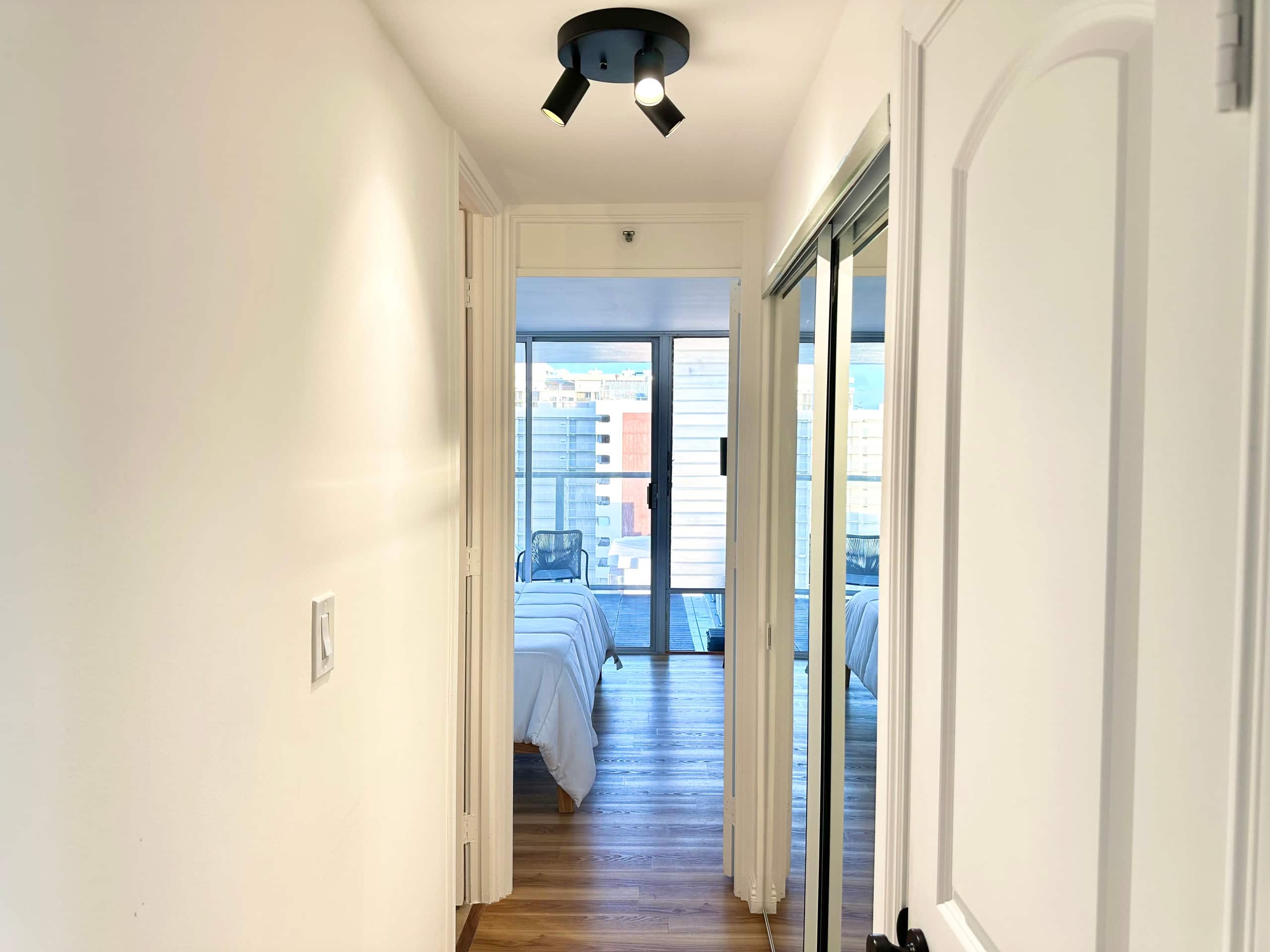 Oceanview Modern Gem: Central Waikiki Airbnb - Image 20