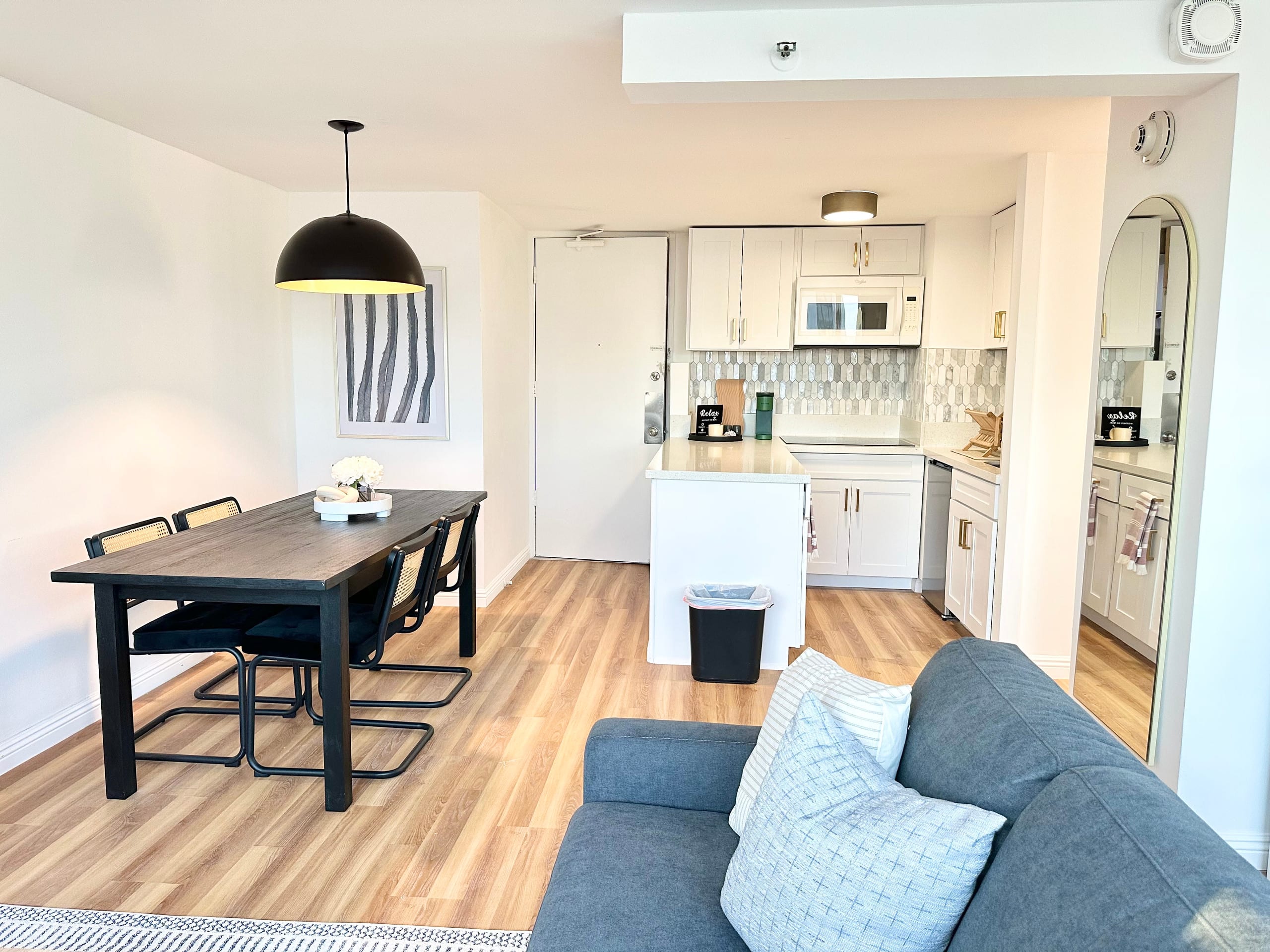 Oceanview Modern Gem: Central Waikiki Airbnb - Image 15