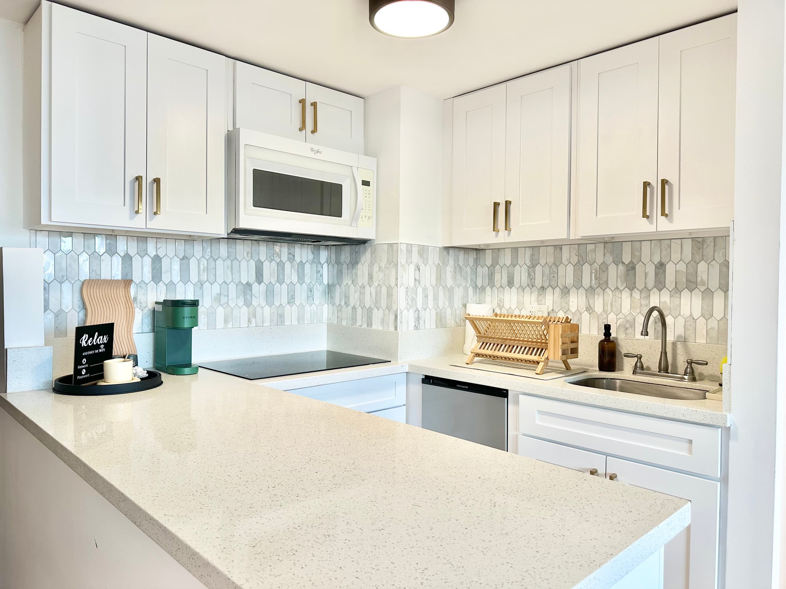 Oceanview Modern Gem: Central Waikiki Airbnb - Image 4
