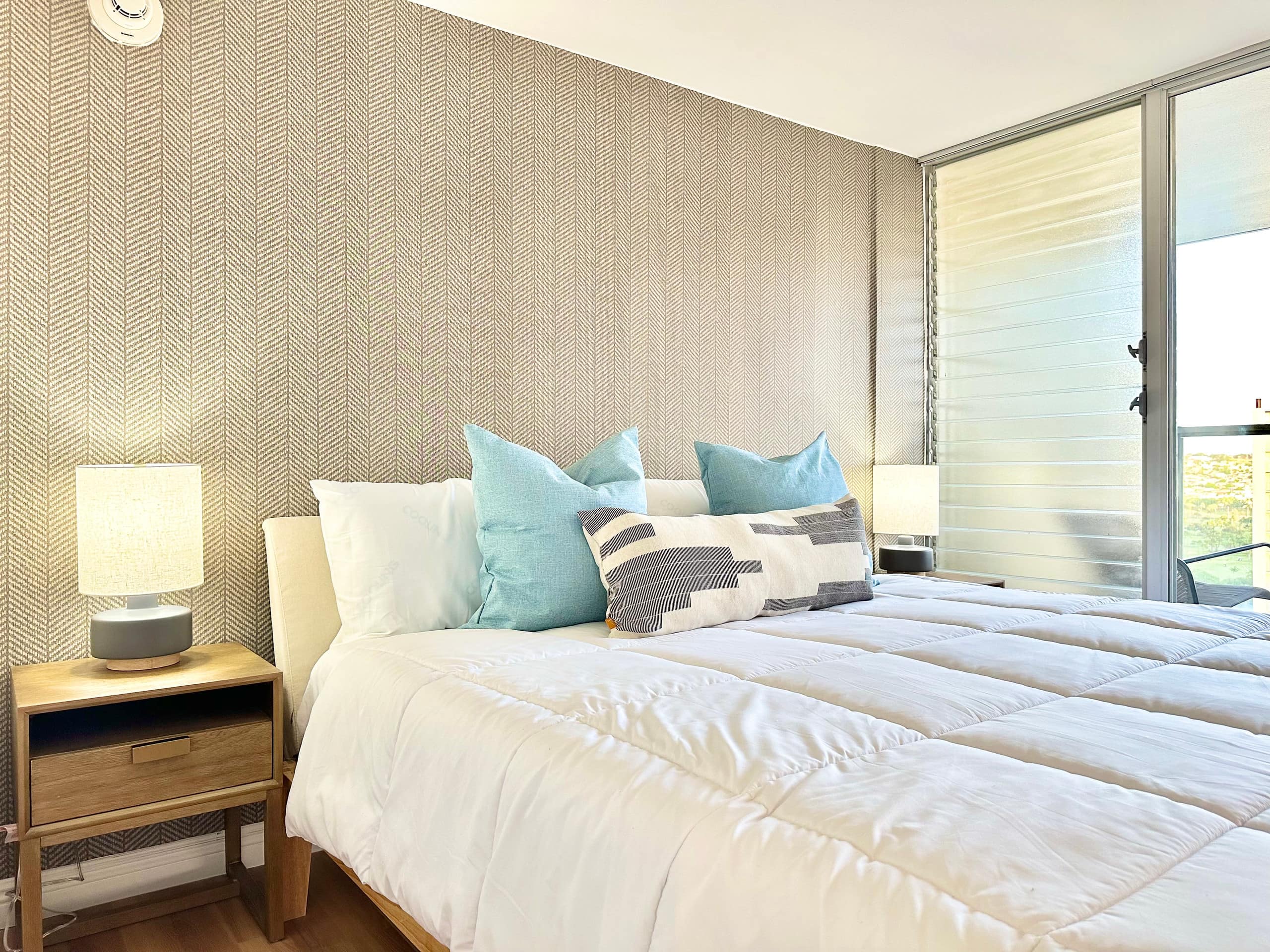 Oceanview Modern Gem: Central Waikiki Airbnb - Image 28