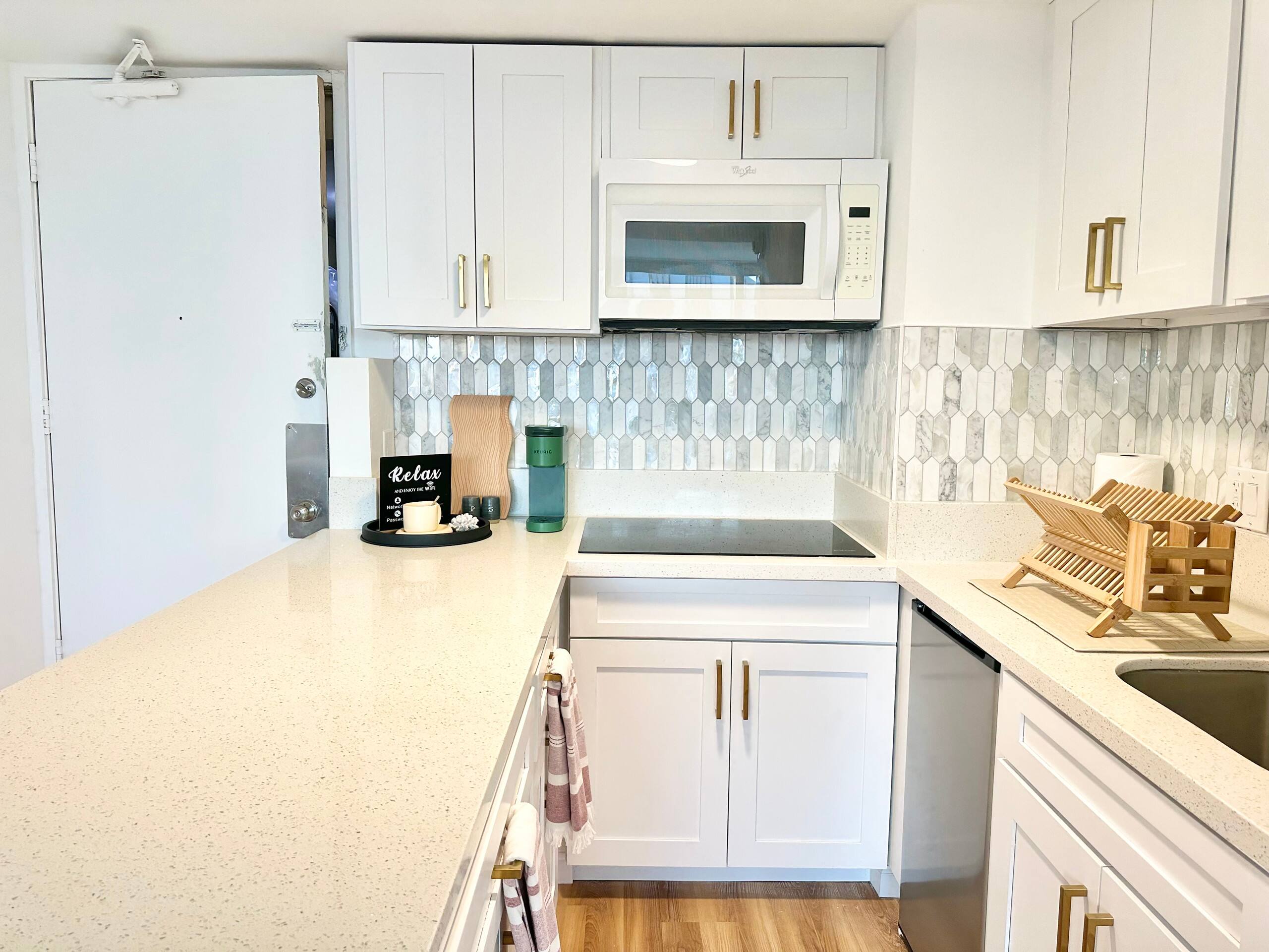 Oceanview Modern Gem: Central Waikiki Airbnb - Image 5