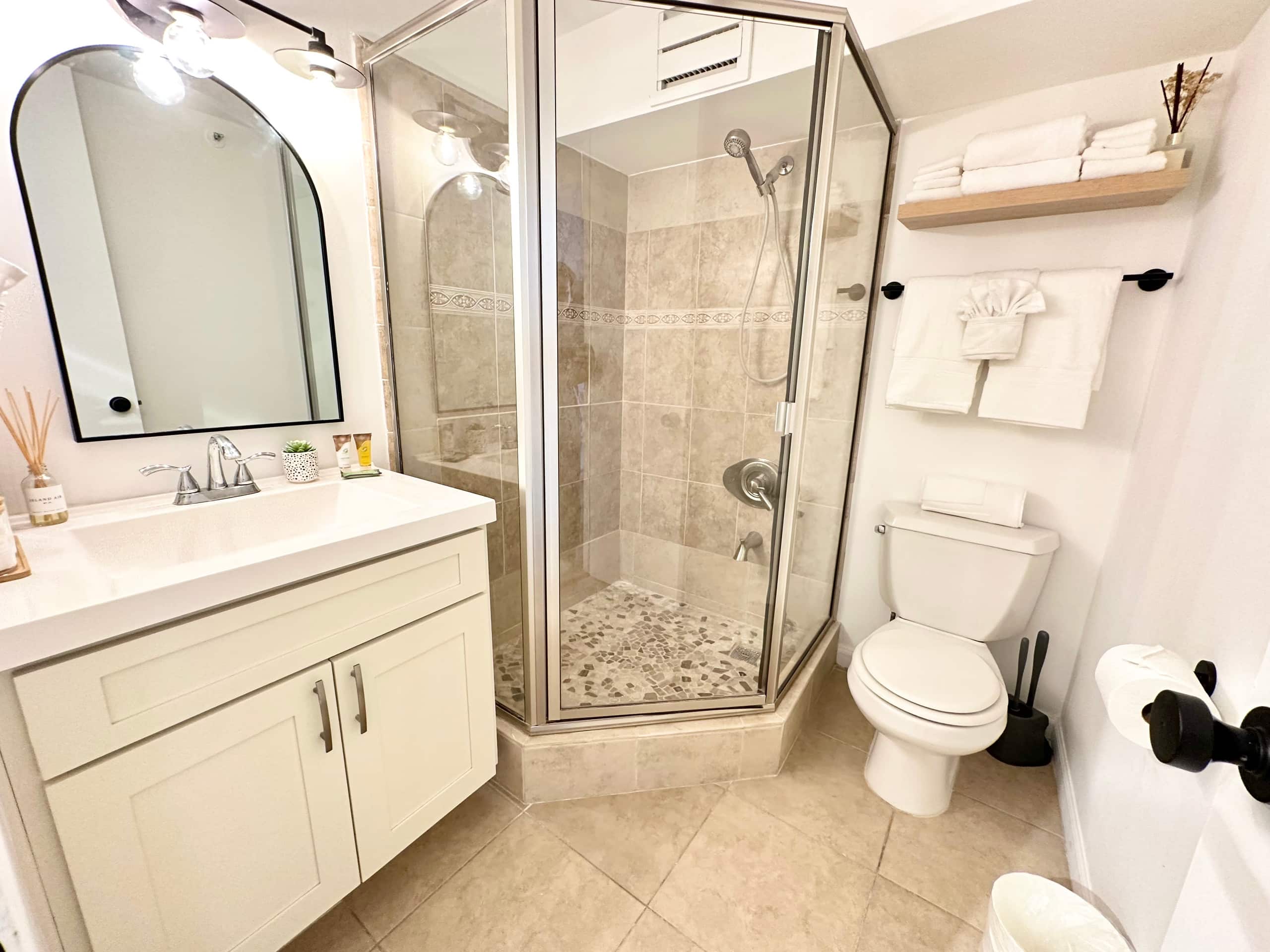 Oceanview Modern Gem: Central Waikiki Airbnb - Image 23
