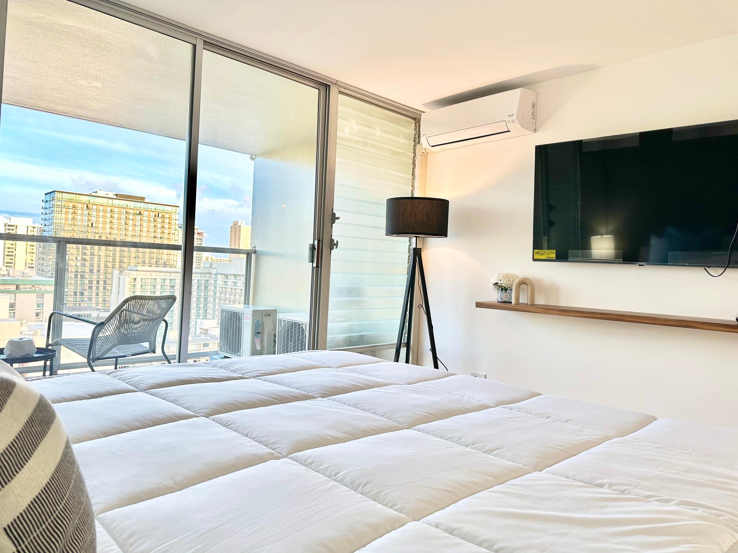 Oceanview Modern Gem: Central Waikiki Airbnb - Image 17