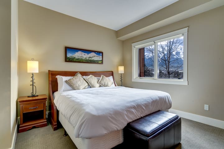  ベッドルーム1は、付属のジャックとジルバスルームの利便性を高めながら、キングサイズのベッドでくつろぐことができます。