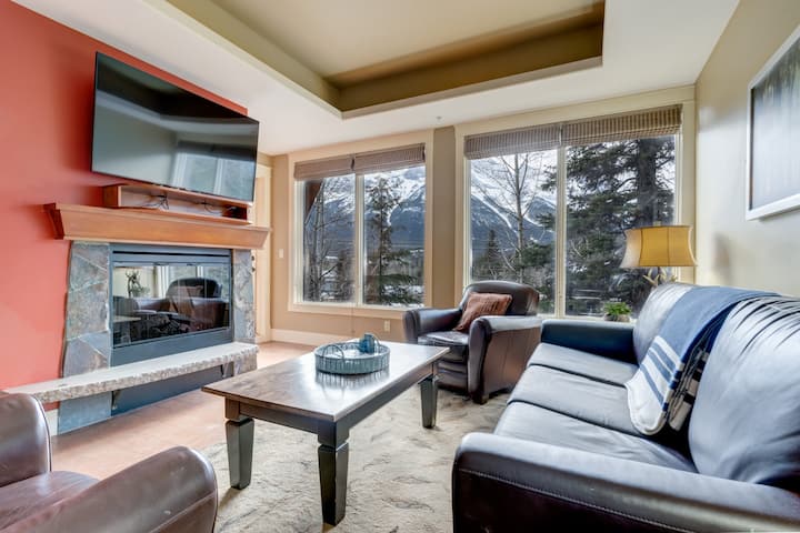 素晴らしい山の眺め、スマートテレビ、暖炉で快適なリビングルームでリラックスしましょう。