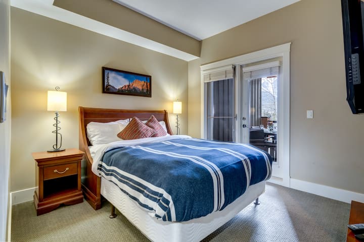 ベッドルーム2にはクイーンサイズのベッドがあり、魅力的なバルコニーに直接アクセスできます。