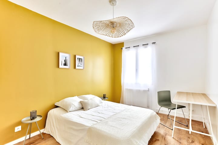 Ყვითელი ოთახი 2 ადამიანი საწოლი 140*190 სკამით/ სამუშაო მაგიდით  და გარდერობით