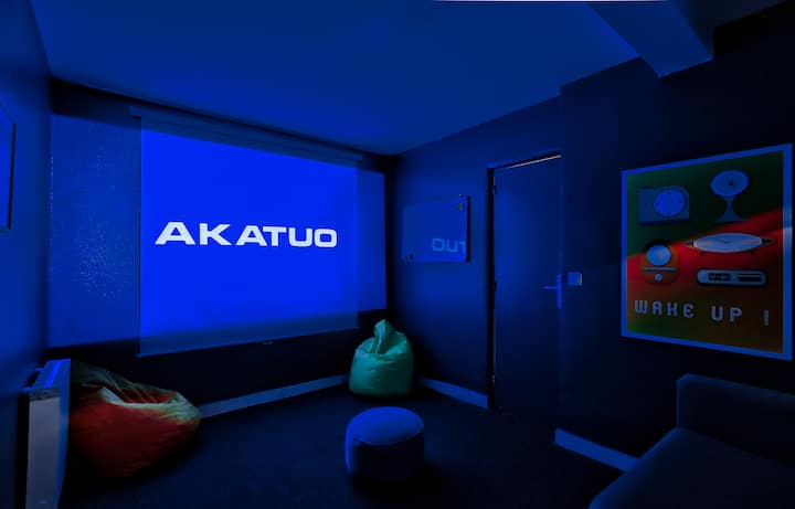 Თამაშების ოთახი კინოთეატრით / პროექტორით Akatuo MirrorCast სმარფონიდან ან კომპიუტერი დივნითა და ოსმალებით