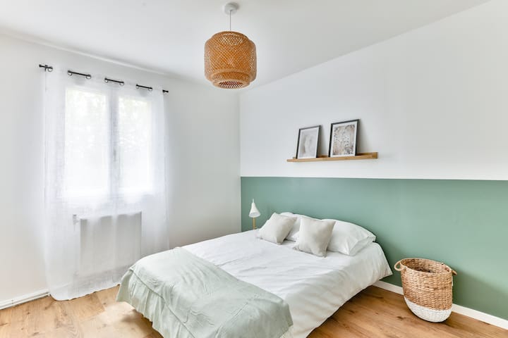 Ფირუზისფერი ოთახი 2 ადამიანი საწოლი 140*190 გარდერობით