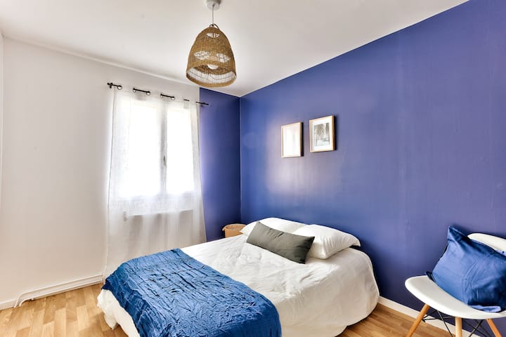 Ლურჯი ოთახი 2 ადამიანიანი საწოლი 140*190 გარდერობით