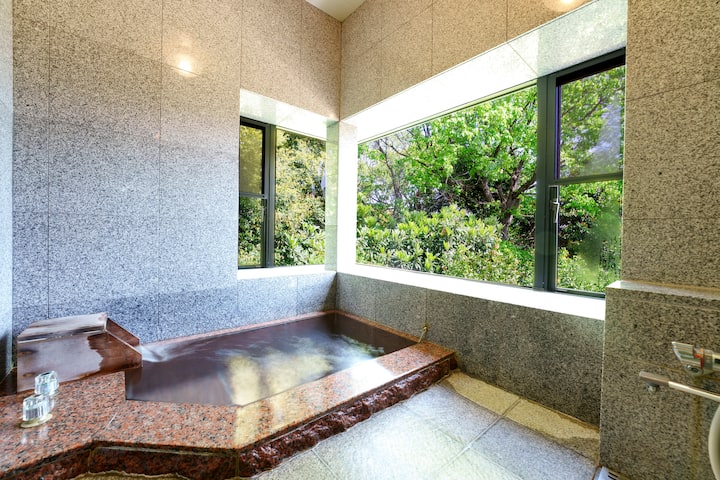 蒼い空とオレンジの木に囲まれた海を望むお洒落な一軒家 - 借り