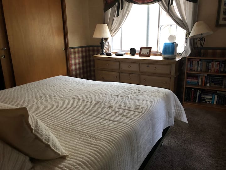 Hlavná spálňa - manželská posteľ s novým matracom, ventilátorom okien a zvlhčovačom vytvárajú chladnú a pohodlnú letnú noc spánku.  Samostatná posteľ (nezobrazuje sa).