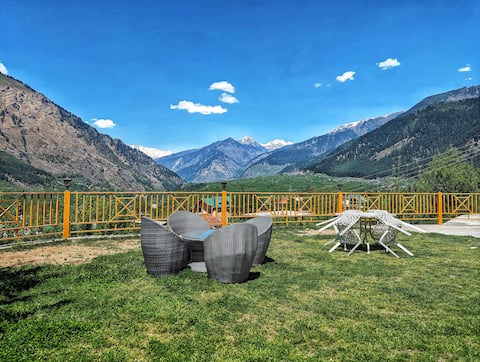 Pvt Boutique Cottage with Lawn, Cafe & Valley View