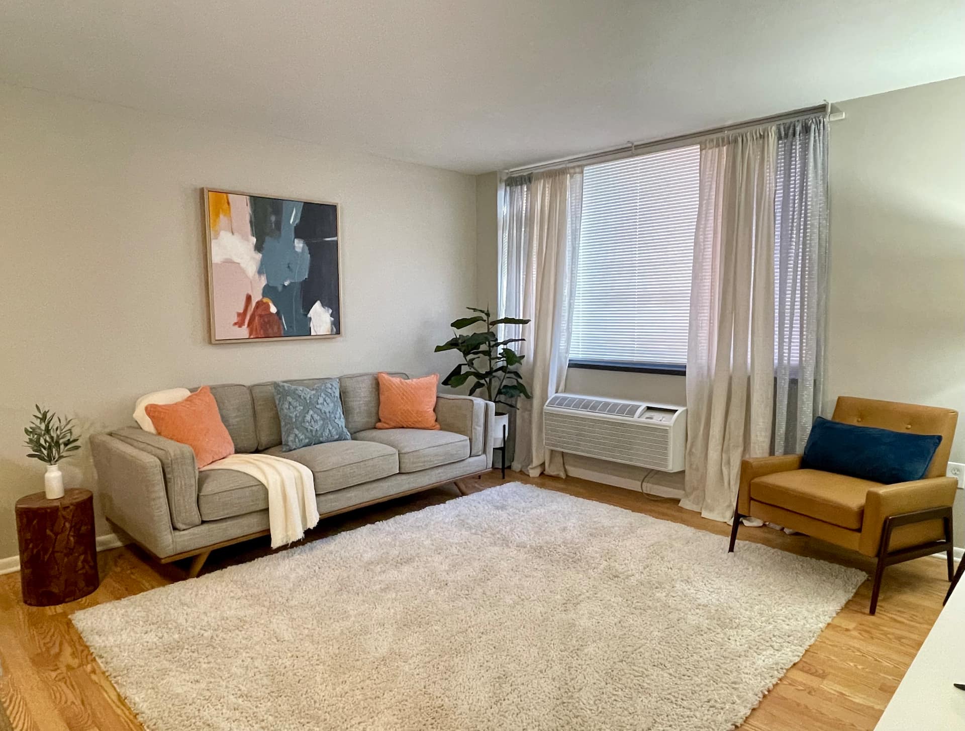 Mod-Chic 1 Bedroom with Free Parking & Wifi